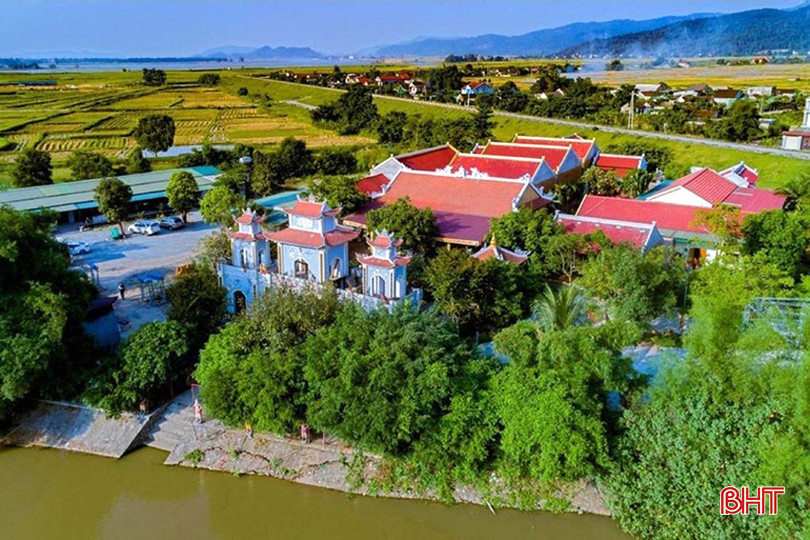 Đền Cả - Dinh Đô Quan Hoàng Mười ở phường Trung Lương, TX Hồng Lĩnh toạ lạc ở nơi giao nhau giữa ba con sông (sông Lam, sông La và sông Minh). bqbht_br_109d2201424t76922l0.jpg