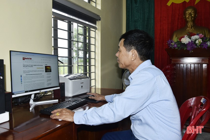 Ông Phạm Hồng Thuận – Trưởng thôn Hồng Lam, cập nhật thông tin bằng máy tính tại nhà văn hoá thôn để phục vụ công tác tuyên truyền chủ trương, chính sách đến với người dân. dt-dsc3243-805.jpg