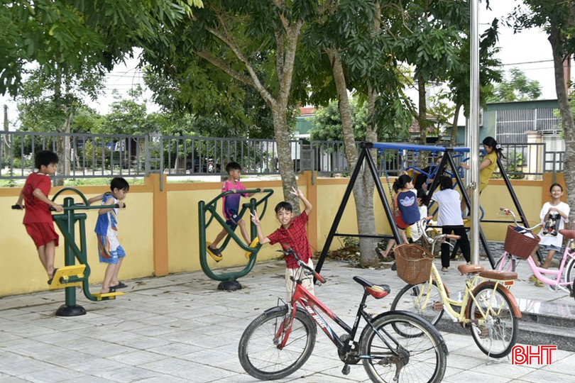 Trẻ em vui chơi trong khuôn viên nhà văn hoá. dt-dsc3260-695.jpg