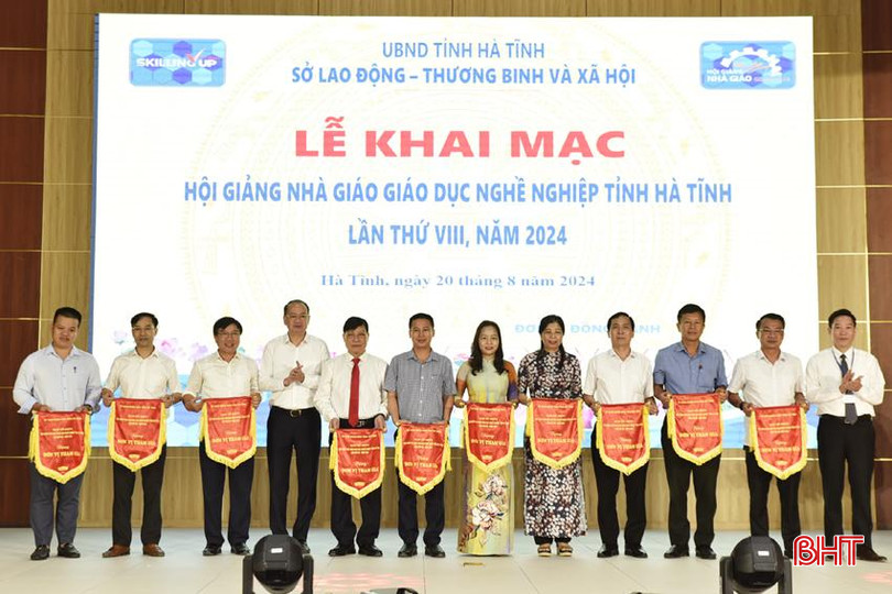Lãnh đạo Sở LĐ-TB&XH trao cờ lưu niệm cho các cơ sở giáo dục nghề nghiệp tham gia hội giảng. DT_DSC2600.jpg
