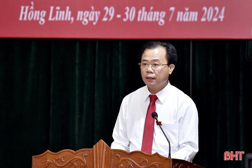 Phó Bí thư Thường trực Thị ủy - Chủ tịch HĐND thị xã Hồng Lĩnh Nguyễn Thăng Long phát biểu khai mạc kỳ họp. DT_DSC1851.jpg