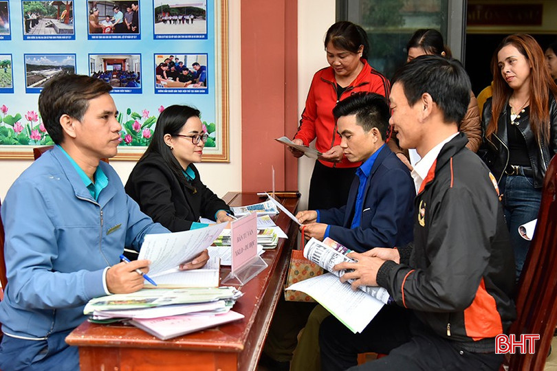 អ្នកស្វែងរកការងារស្វែងរកព័ត៌មានជ្រើសរើសបុគ្គលិក។ bqbht_br_dt-dsc2974.jpg