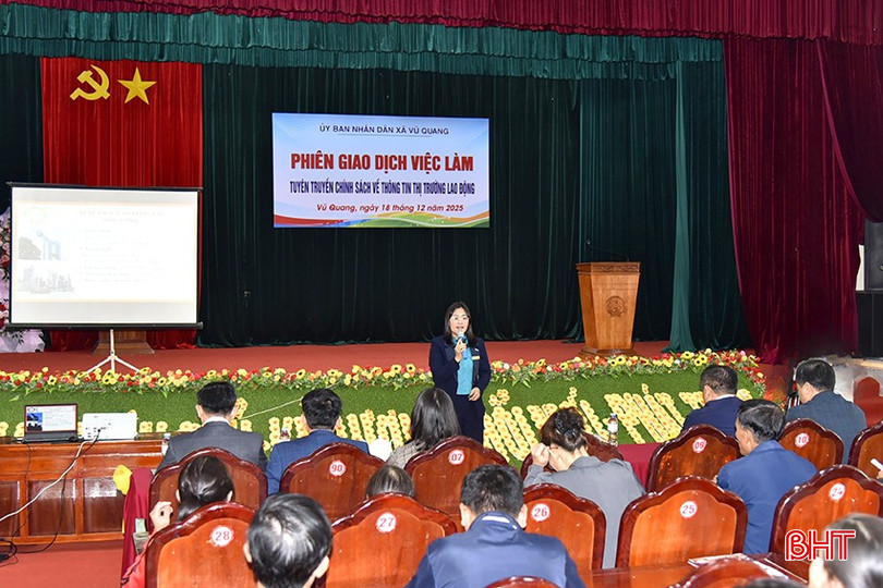 មន្ត្រីមកពីមជ្ឈមណ្ឌលសេវាកម្មការងារហាទីញផ្តល់ព័ត៌មានអំពីទីផ្សារការងារហាទីញ។ bqbht_br_dt-deb1df02-b4e7-47e9-842c-8ccdf54a5866.jpg