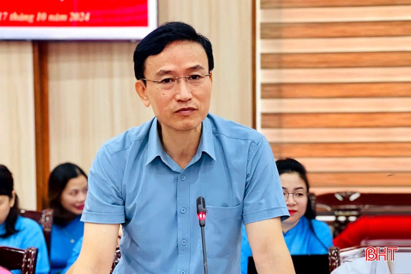 Trưởng ban Tổ chức Thị uỷ Hồng Lĩnh Lê Văn Bình trả lời, giải đáp vấn đề liên quan đến tỷ lệ cơ cấu nữ tham gia vào cấp uỷ Đảng trong nhiệm kỳ đại hội Đảng các cấp nhiệm kỳ 2025 - 2030. dt-z5938358350647-3230033f29e635afdc93a99cb3eddcbd-9115.jpg