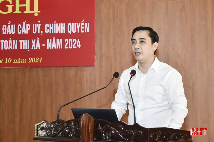 Bí thư Thị uỷ Lê Thành Đông kết luận tại hội nghị đối thoại. dt-dsc4143-5869.jpg