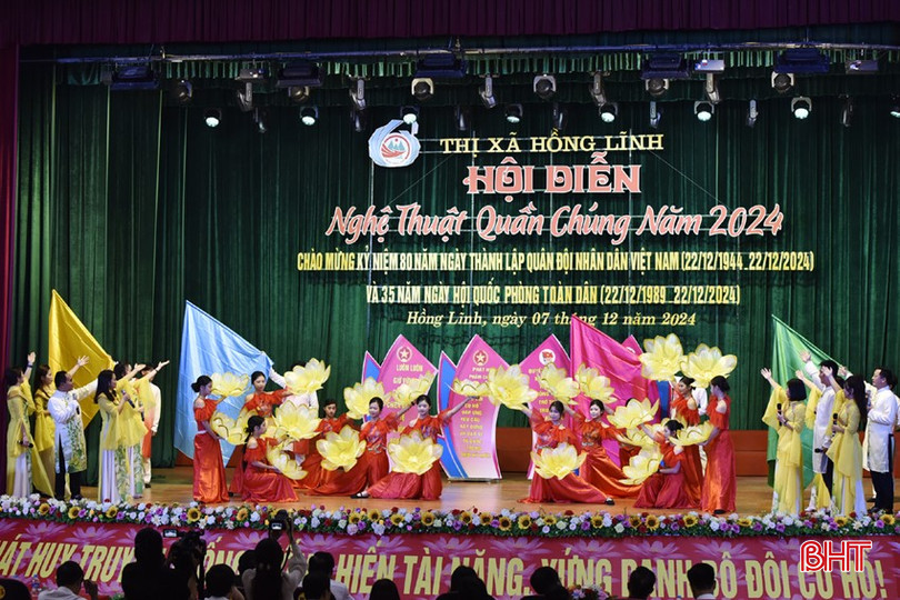 Tiết mục "Hồng Lĩnh thị xã mùa xuân" do đội văn nghệ quần chúng phường Bắc Hồng biểu diễn. bqbht_br_dt-dsc5066.jpg