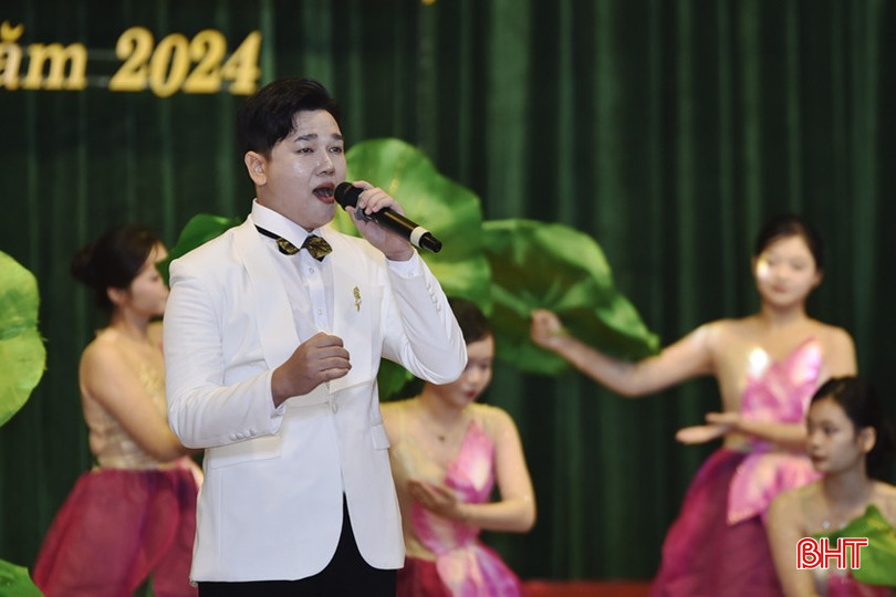 Anh Tuấn và tốp múa đội văn nghệ quần chúng phường Bắc Hồng biểu diễn ca khúc "Mùa thu nhớ Bác". bqbht_br_dt-dsc5083.jpg