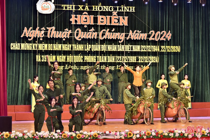 Tiết mục "Đường lên phía trước - Hò kéo pháo" do đội văn nghệ quần chúng phường Trung Lương biểu diễn. bqbht_br_dt-dsc5049.jpg