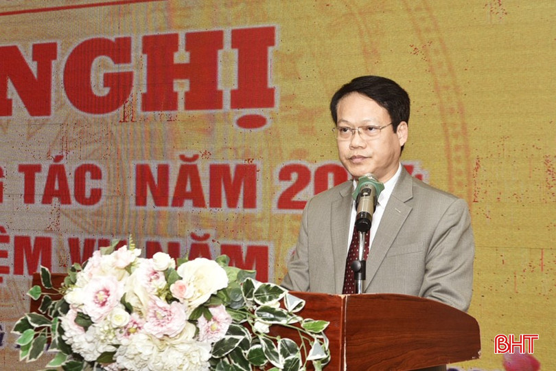 Phó Giám đốc Sở LĐ-TB&XH Đinh Hữu Công báo cáo thực hiện nhiệm vụ công tác lao động, người có công và xã hội năm 2024. bqbht_br_dt-dsc6377.jpg