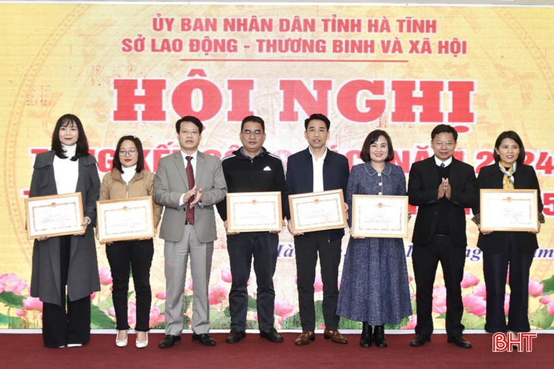 Lãnh đạo Sở LĐ-TB&XH trao bằng khen của Bộ LĐ-TB&XH cho 6 cá nhân đã có thành tích xuất sắc trong các phong trào thi đua thực hiện nhiệm vụ lao động, người có công và xã hội năm 2024... bqbht_br_dt-dsc6395.jpg