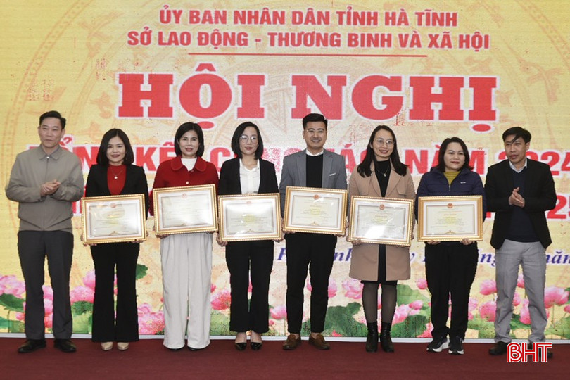 ...và bằng khen của UBND tỉnh cho 7 cá nhân đã có thành tích xuất sắc trong thực hiện nhiệm vụ năm 2024. bqbht_br_dt-dsc6399.jpg