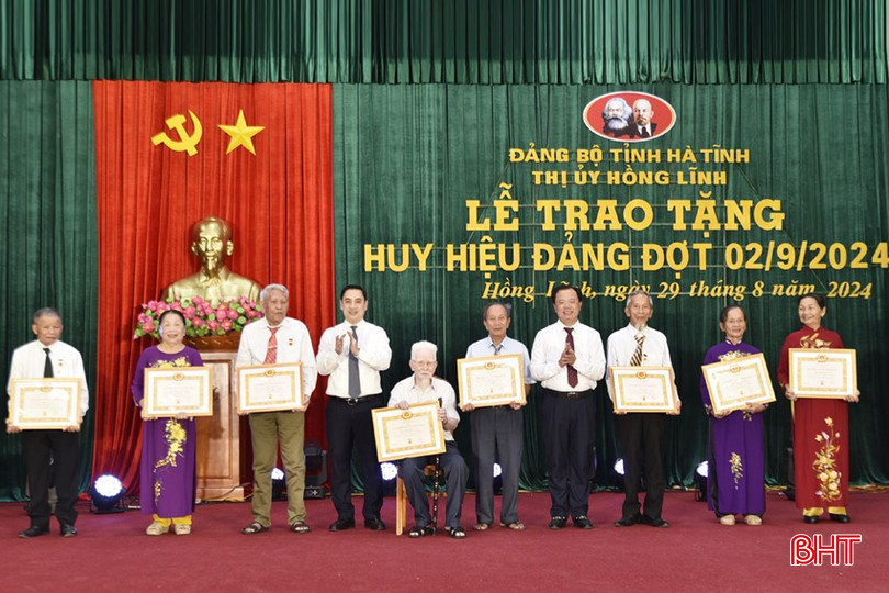 Các địa phương tổ chức trao Huy hiệu Đảng cho các đảng viên ảnh 2