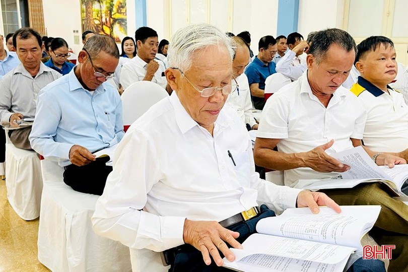 Cán bộ làm công tác giảm nghèo ở TX Hồng Lĩnh được tập huấn nghiệp vụ rà soát, xác định hộ nghèo, hộ cận nghèo và xác định hộ gia đình làm nông, lâm, ngư và diêm nghiệp có mức sống trung bình giai đoạn 2022 - 2025. DT z5737208752254_5713668a176c3dc66b99269e961d88a5.jpg