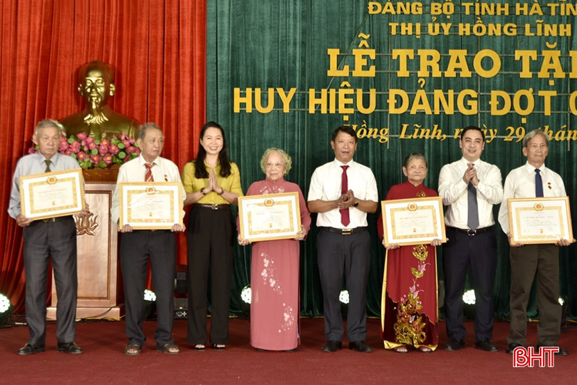 Lãnh đạo Ban Tổ chức Tỉnh ủy và Thị xã Hồng Lĩnh trao tặng Huy hiệu 60 năm tuổi Đảng cho các đảng viên.