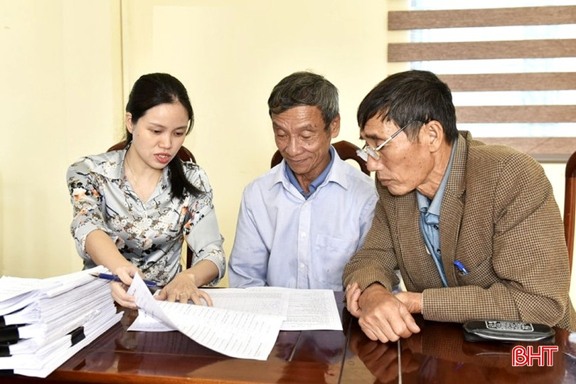 Cán bộ Phòng LĐ-TB&XH thị xã Kỳ Anh hướng dẫn điều tra viên thực hiện thu thập dữ liệu hộ nghèo, hộ cận nghèo và xác định hộ làm nông nghiệp, lâm nghiệp, ngư nghiệp, diêm nghiệp có mức sống trung bình. 108d2160348t94384l0.jpg