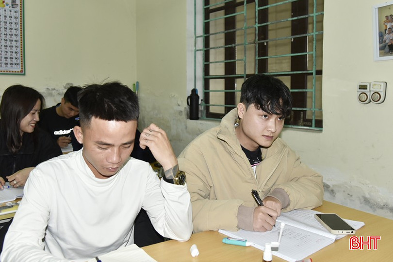 Để được tham gia vào thị trường lao động Hàn Quốc, anh Nguyễn Anh Quý (áo vàng) đang cố gắng học tập tốt để thi đậu kỳ thi tiếng Hàn vào tháng 9/2025. bqbht_br_dt-dsc8691.jpg