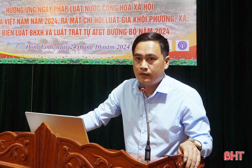 Đại diện lãnh đạo Bảo hiểm xã hội TX Hồng Lĩnh phổ biến quy định của Luật Bảo hiểm xã hội năm 2024. dt-z5962675849554-2bae9a0a55d394d029374e478cb8b67b-8521-341.jpg