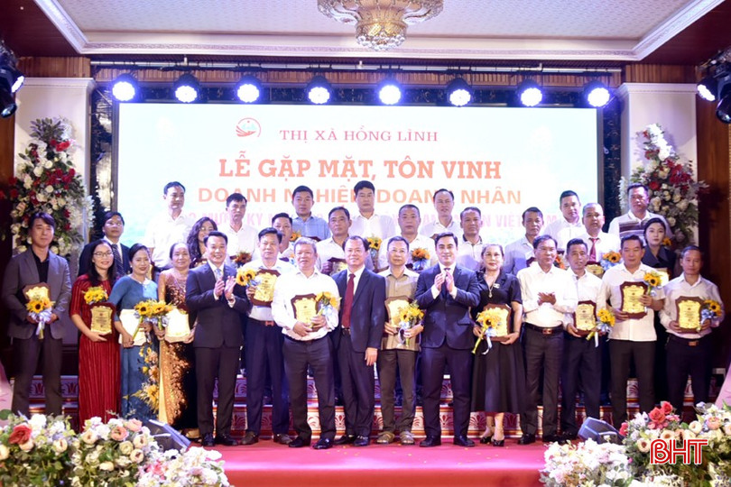 Lãnh đạo TX Hồng Lĩnh vinh danh doanh nghiệp, doanh nhân, hộ kinh doanh có nhiều đóng góp trong công tác an sinh xã hội và sự phát triển KT-XH trên địa bàn. Lãnh đạo TX Hồng Lĩnh vinh danh doanh nghiệp, doanh nhân, hộ kinh doanh có nhiều đóng góp trong công tác an sinh xã hội và sự phát triển KT-XH trên địa bàn.
