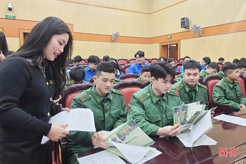 Cán bộ Trung tâm Dịch vụ việc làm Hà Tĩnh tư vấn, giới thiệu việc làm cho quân nhân xuất ngũ. bqbht_br_fb-img-1739825117687-copy.jpg