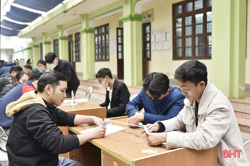 Lao động đăng ký tuyển dụng tại phiên giao dịch việc làm do Trung tâm Dịch vụ việc làm Hà Tĩnh tổ chức. bqbht_br_dt-dsc7865.jpg