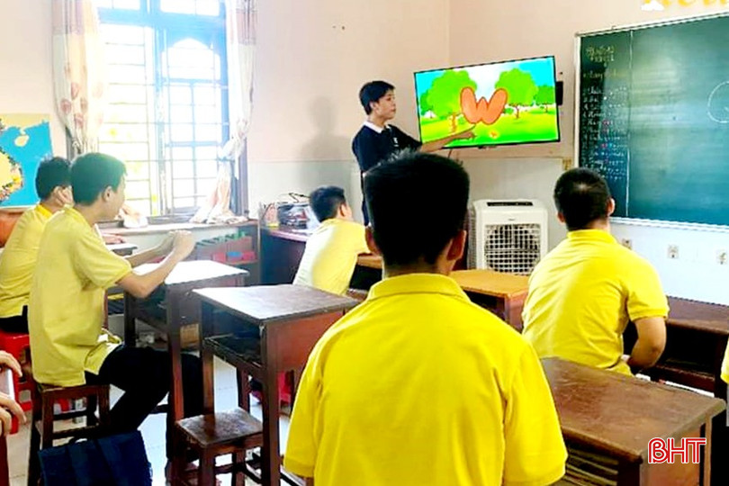 Tình nguyện viên dạy tiếng Anh sử dụng hình ảnh minh họa trực quan sinh động để các em dễ tiếp thu. DT IMG_1727173067917 copy.jpg
