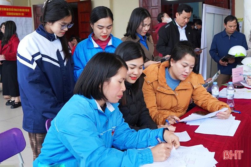Cán bộ Trung tâm Dịch vụ việc làm Hà Tĩnh tư vấn, giới thiệu thị trường lao động cho người dân tại phiên giao dịch việc làm ở huyện Nghi Xuân (2/2025). bqbht_br_dt-z6380260699469-ecd4225dffc520a72266de349c343449.jpg