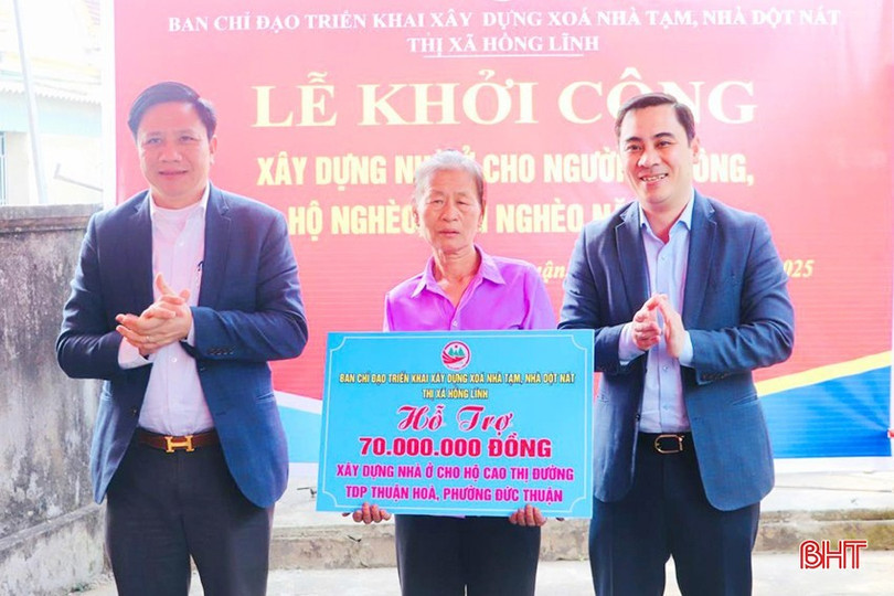 Die Verantwortlichen der Stadt Hong Linh überreichten dem Haushalt von Frau Cao Thi Duong im Bezirk Duc Thuan ein Symbol der Unterstützung für den Wohnungsbau. khoi-cong-1.jpg