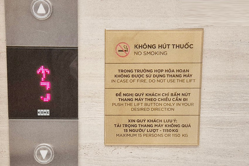 Biển “Cấm hút thuốc” được gắn ngoài thang máy của khu chung cư Vinhomes New Center. dt-20251025-095339.jpg