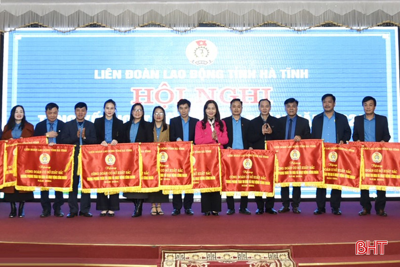 Phó Trưởng ban Thường trực Ban Dân vận Tỉnh uỷ Nguyễn Thị Mai Thuỷ, lãnh đạo LĐLĐ tỉnh trao cờ thi đua xuất sắc cho các đơn vị. bqbht_br_dt-dsc5324.jpg