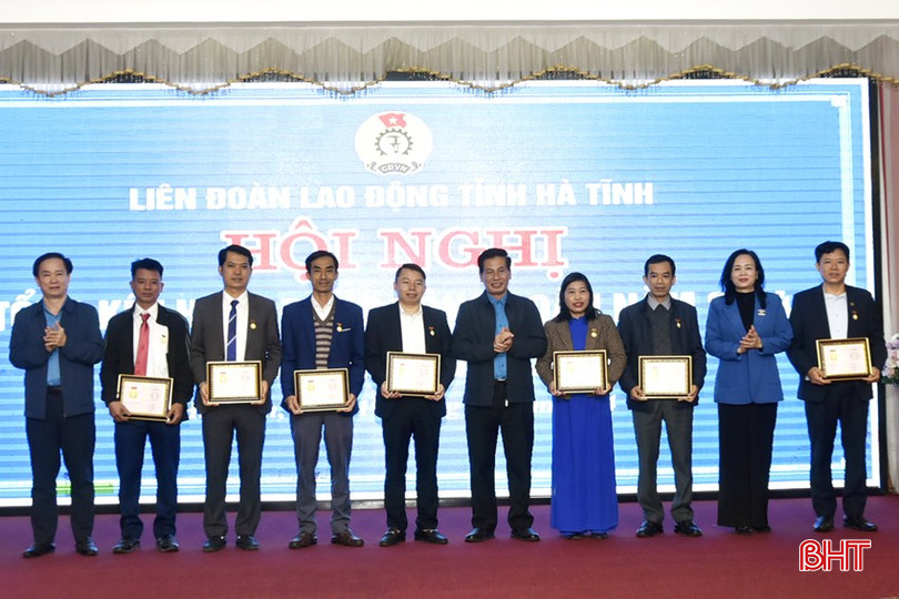 Lãnh đạo LĐLĐ tỉnh trao bằng lao động sáng tạo năm 2024 của Tổng LĐLĐ Việt Nam cho 7 đoàn viên công đoàn. bqbht_br_dt-dsc5330.jpg