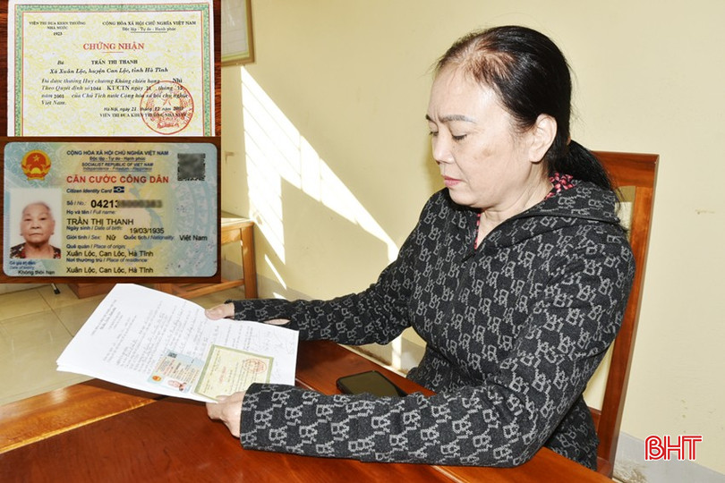 Chị Trần Thị Thanh Hà (xã Xuân Lộc, huyện Can Lộc) làm thủ tục hưởng trợ cấp mai táng phí cho mẹ là bà Trần Thị Thanh nhưng chưa thể thực hiện bởi thông tin sai lệch trên giấy chứng nhận huy chương với căn cước công dân. bqbht_br_dt-dsc5017.jpg
