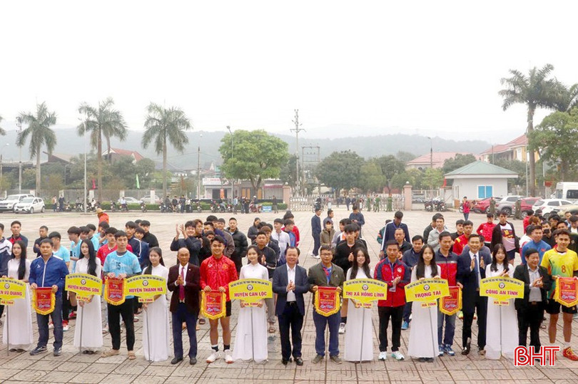 Lãnh đạo Sở VH-TT&DL, TX Hồng Lĩnh tặng cờ lưu niệm cho các đội tham gia giải đấu. bqbht_br_dt-39c030a0-0ac7-44ff-ab4e-08fccc158599.jpg
