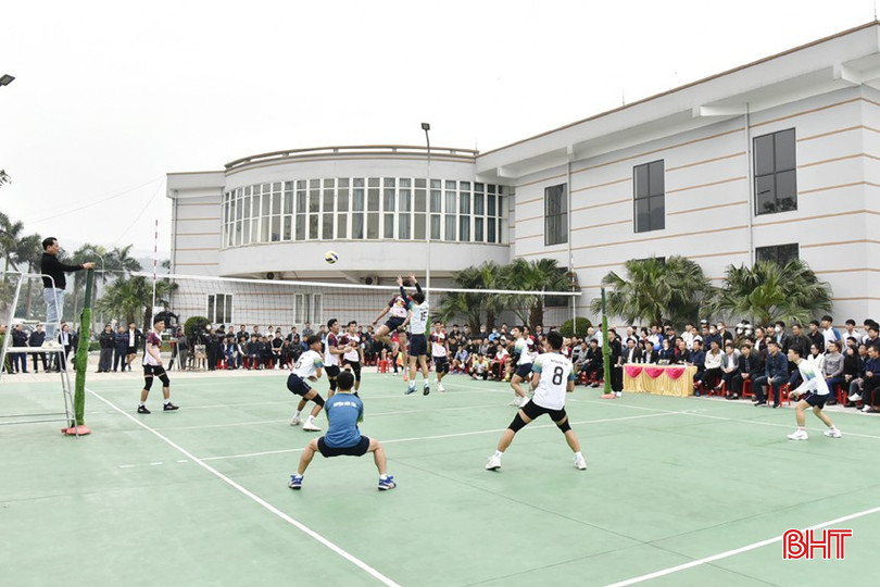 Nhiều trận bóng diễn ra sôi nổi, kịch tính. Trong ảnh: Đội huyện Đức Thọ (áo trắng) gặp đội huyện Kỳ Anh. bqbht_br_dt-dsc9165.jpg