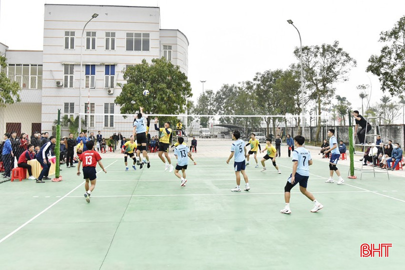 Ngay sau lễ khai mạc, các đội thi đấu vòng bảng. Trong ảnh: Trận đấu giữa đội TP Hà Tĩnh (áo vàng) và đội huyện Hương Khê. bqbht_br_dt-dsc9182.jpg