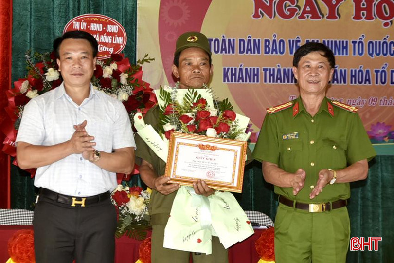 Trao giấy khen của Công an tỉnh cho ông Nguyễn Văn Quyết – bảo vệ dân phố TDP Thuận Hòa, phường Đức Thuận vì đã có thành tích xuất sắc trong phong trào toàn dân bảo vệ ANTQ. DT_DSC2323.jpg