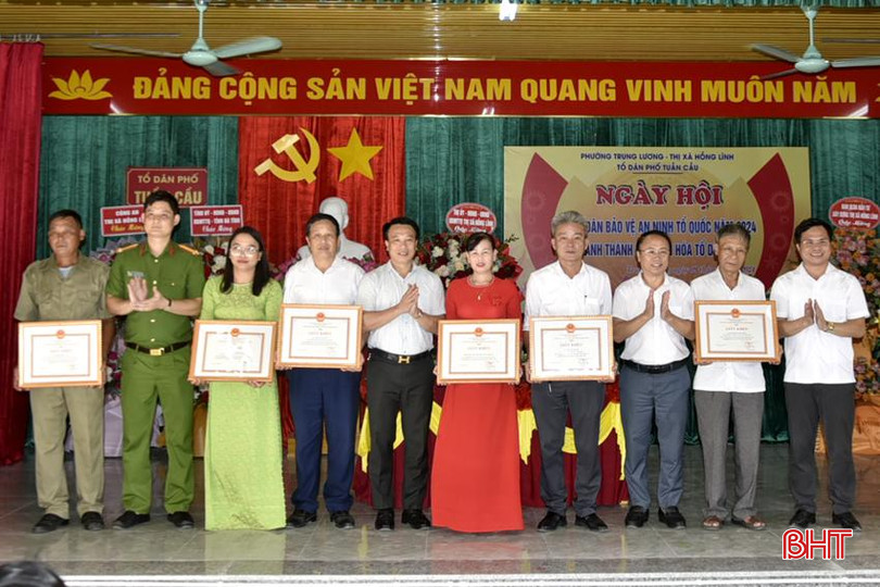 Trao giấy khen của Chủ tịch UBND thị xã Hồng Lĩnh cho các tập thể, cá nhân có thành tích xuất sắc trong thực hiện phong trào toàn dân bảo vệ ANTQ. DT_DSC2324.jpg