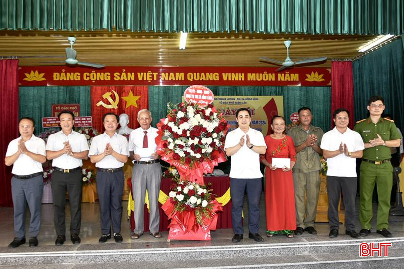 Lãnh đạo TX Hồng Lĩnh tặng hoa chúc mừng tổ dân phố Tuần Cầu. DT_DSC2298.jpg