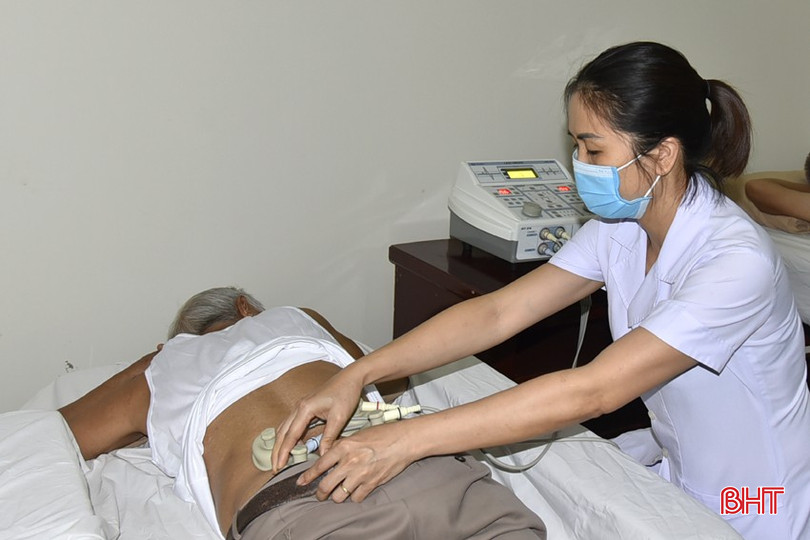 Cán bộ Trung tâm Điều dưỡng người có công - Bảo trợ xã hội Hà Tĩnh chăm sóc, phục hồi sức khoẻ cho người có công. bqbht_br_dt-dsc1147.jpg