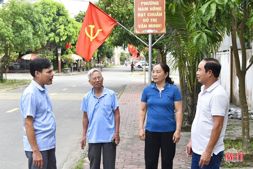 Cán bộ phường Nam Hồng thường xuyên gặp gỡ, tuyên truyền, nhắc nhở người dân thường xuyên vệ sinh, giữ gìn cảnh quan môi trường đô thị ở khu dân cư. bqbht_br_dt-dsc1115.jpg