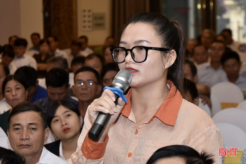 Chị Trần Thị Thơm - công chức Văn hoá – Xã hội xã Thạch Long đề nghị hướng dẫn làm thủ tục hồ sơ cho đối tượng hưởng trợ cấp mai táng phí của thân nhân người có công, đối tượng chính sách đã từ trần nhưng bị sai lệch thông tin trong hồ sơ với căn cước công dân. dt-dsc3646-3808.jpg