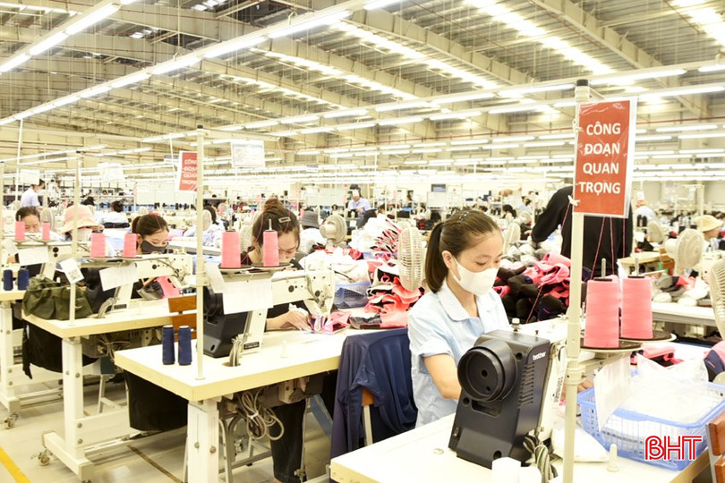 Công nhân làm việc tại Công ty TNHH Haivina Hồng Lĩnh có thu nhập từ 6 triệu đồng/tháng trở lên và hưởng các chế độ đãi ngộ, phúc lợi hấp dẫn. dt-dsc2331-6597.jpg