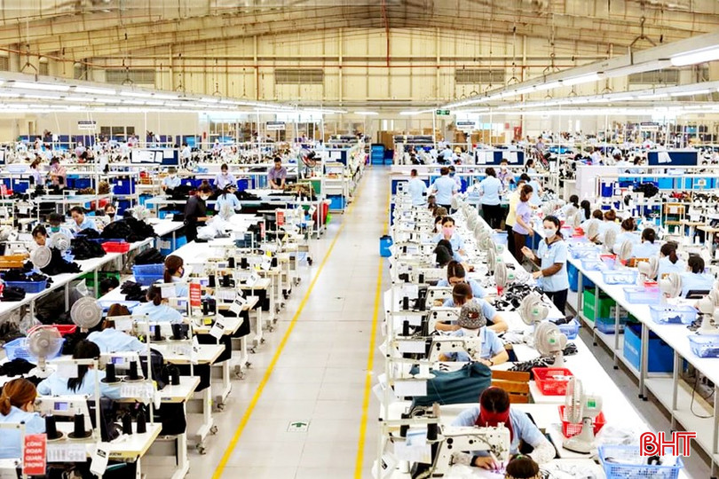 Công ty TNHH Haivina Hồng Lĩnh hiện đang có gần 1.300 công nhân đang làm việc. dt-haivina-hong-linh1-1726.jpg