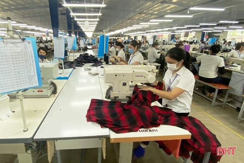 Công nhân làm việc tại Xí nghiệp May 10 Hà Tĩnh có thu nhập từ 6-10 triệu đồng/người/tháng. may-10-9784.jpg