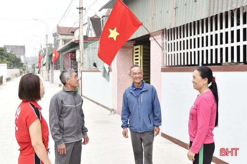 Ông Thái Song – Phó Bí thư Chi bộ, Tổ trưởng TDP 3 (thứ hai từ phải qua) thường xuyên gặp gỡ, tuyên truyền vận động người dân hiến đất mở đường. bqbht_br_dt-dsc6915.jpg
