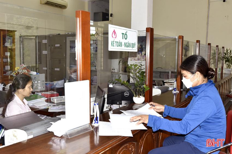 Khách hàng giao dịch tại Phòng Giao dịch NHCSXH thị xã Hồng Lĩnh. DT_DSC2556.jpg