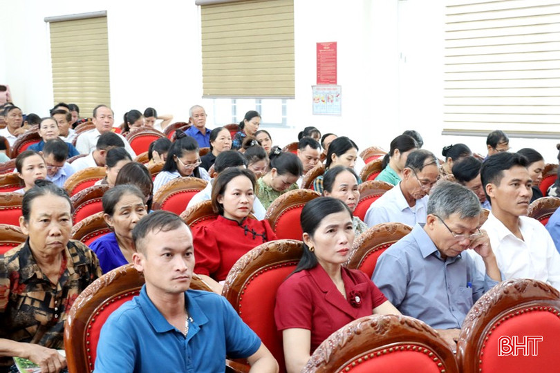 Thành viên Ban Chỉ đạo, điều tra viên ở huyện Kỳ Anh tham gia tập huấn rà soát hộ nghèo, cận nghèo. dt-17259574152753-5752.jpg