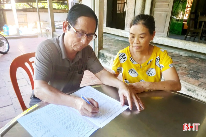 Ông Nguyễn Quang Tuệ - Bí thư, Trưởng thôn Phượng Hoàng, xã Sơn Hàm (Hương Sơn) điều tra, thu thập thông tin tại hộ gia đình trên địa bàn thôn. dt-8ddb9fc1c1d713ae-6135.jpg