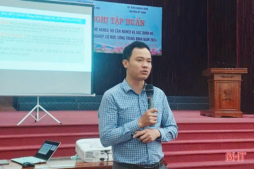 Công chức Sở LĐ-TB&XH truyền đạt nội dung tập huấn rà soát hộ nghèo, cận nghèo và xác định hộ làm nông nghiệp, lâm nghiệp, ngư nghiệp, diêm nghiệp có mức sống trung bình năm 2024 tại huyện Kỳ Anh. dt-17259610772022-9138.jpg