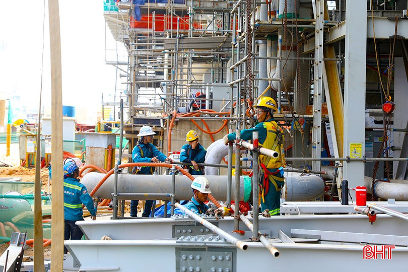 Nhà thầu tập trung nhân lực, máy móc thi công đảm bảo tiến độ tại Nhà máy Nhiệt điện Vũng Áng 2 (Khu Kinh tế Vũng Áng - TX Kỳ Anh) do Công ty TNHH Nhiệt điện Vũng Áng II (VAPCO) làm chủ đầu tư. bqbht_br_ag7a4972-9789-7435.jpg