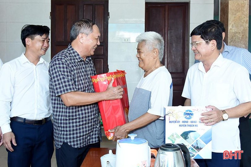 Trưởng ban Tổ chức Tỉnh ủy Võ Hồng Hải tặng quà ông Vương Khả Thìn - bệnh binh, thương binh 4/4 ở thôn Nguyên, xã Thạch Kênh, huyện Thạch Hà nhân dịp 77 năm Ngày Thương binh - Liệt sỹ (27/7/1947 - 27/7/2024). bqbht_br_dsc-7829-copy-2064.jpg